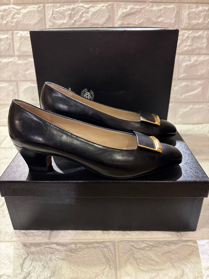 #サルバトーレフェラガモレザー ブラック パンプス 金具付きリボン#23cm