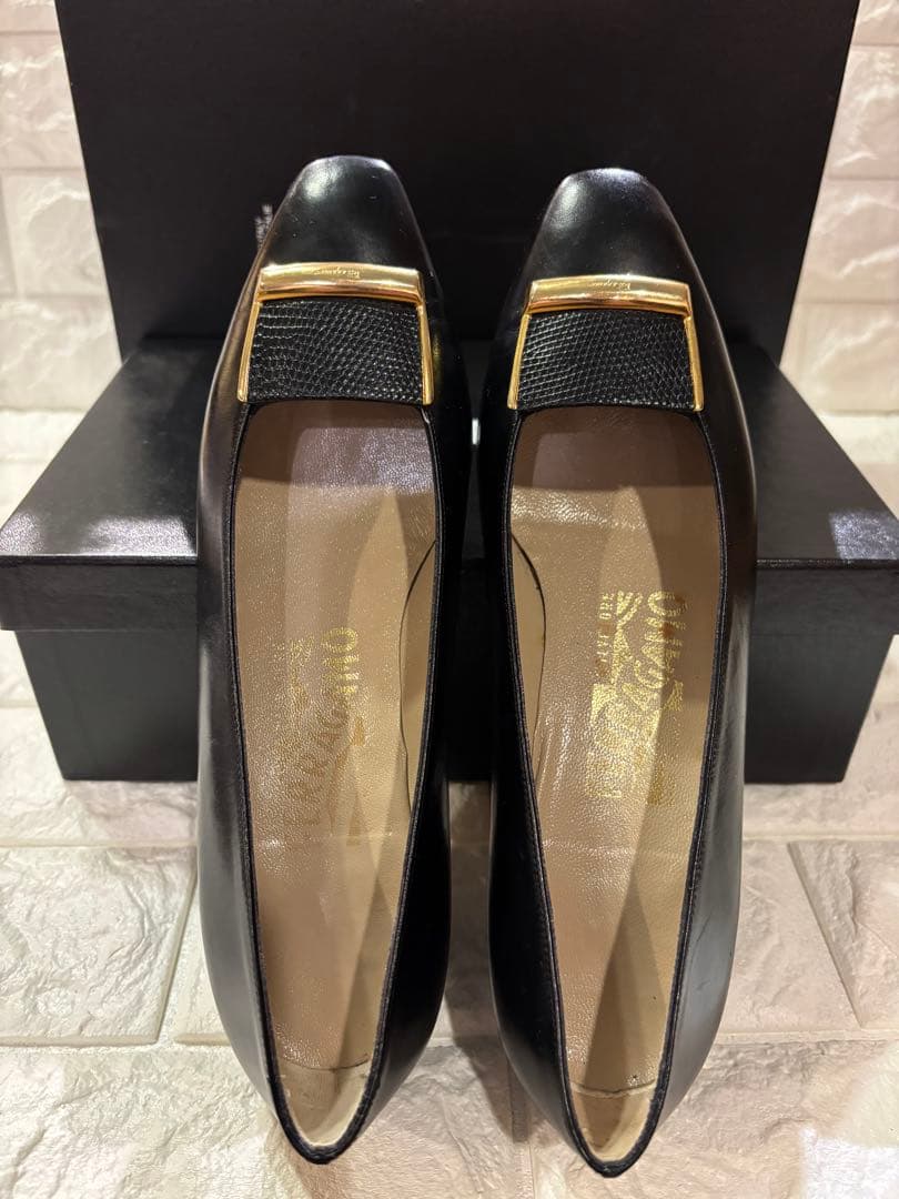 #サルバトーレフェラガモレザー ブラック パンプス 金具付きリボン#23cm