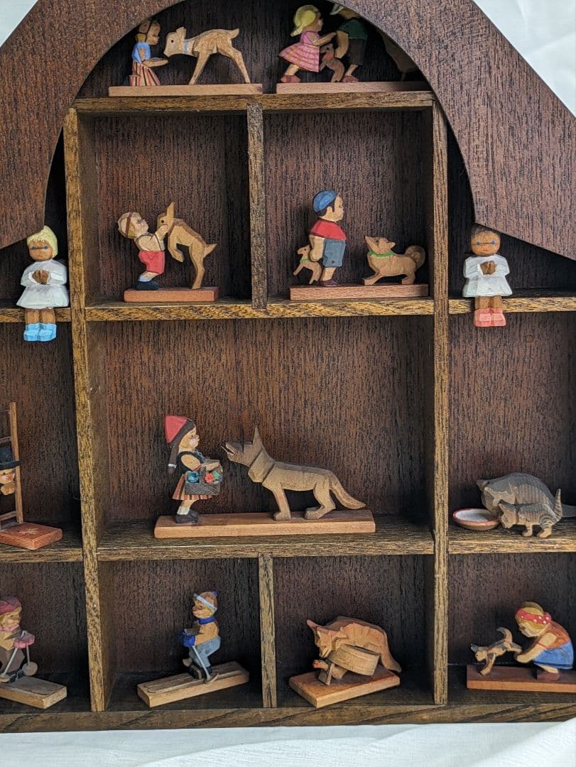 ドイツ【Emi Helbig】エミーヘルビッヒ　木彫りのミニチュア　木の家セット