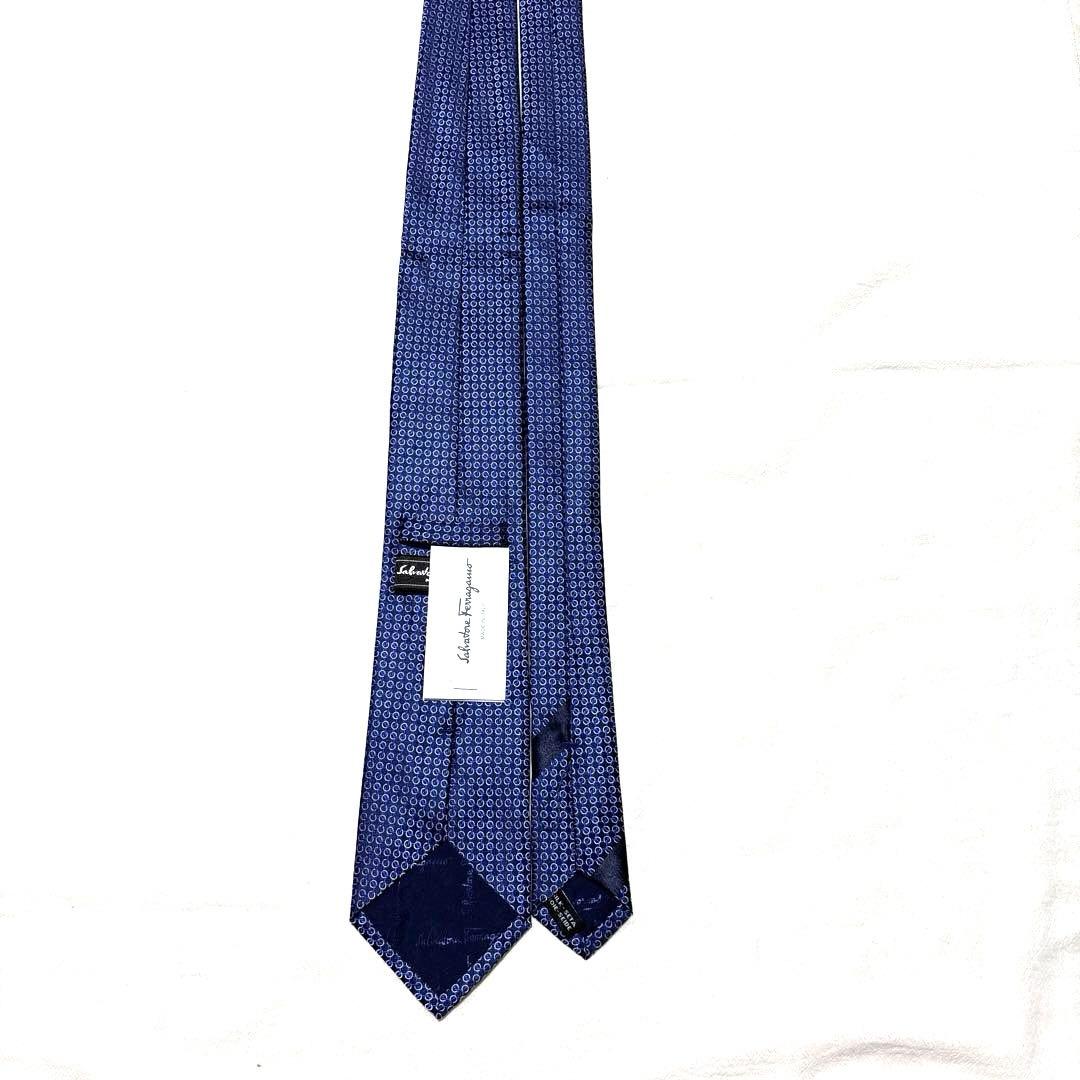 新品タグ付　サルヴァトーレフェラガモ　ネクタイ　ネイビー　シルクジャガード