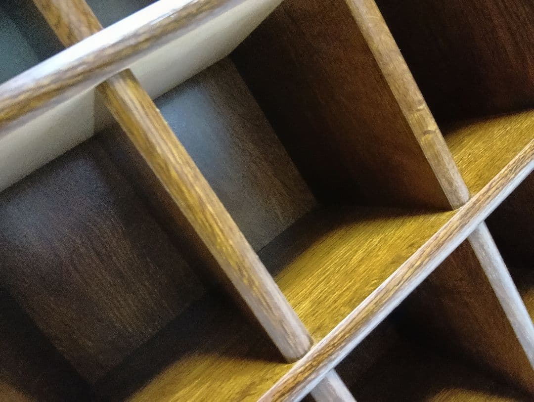 フレンチ　クラシック　透かし彫り　デザイン　ウッド　サイド　ラック