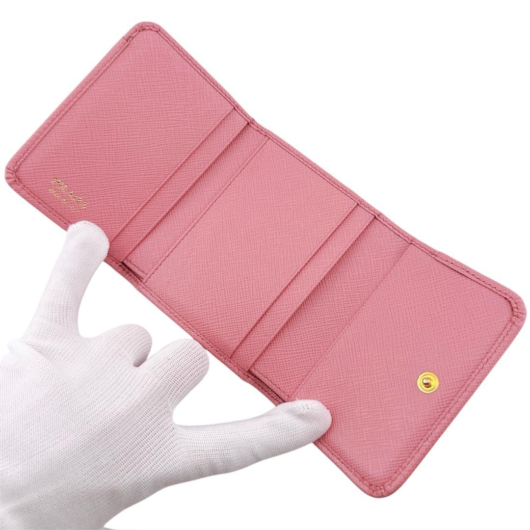 美品◇プラダ サフィアーノレザー 三角プレート 三つ折り財布 ピンク レディース