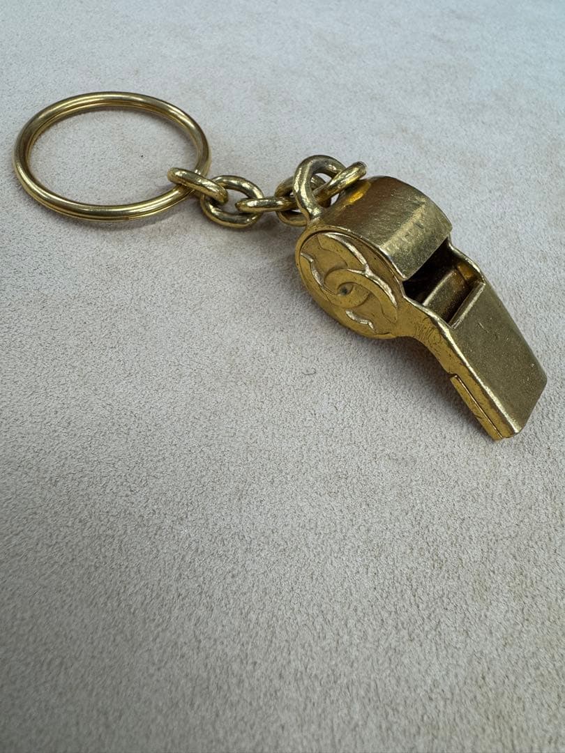 O662 CHANEL シャネル金属製キーリング付きホイッスル