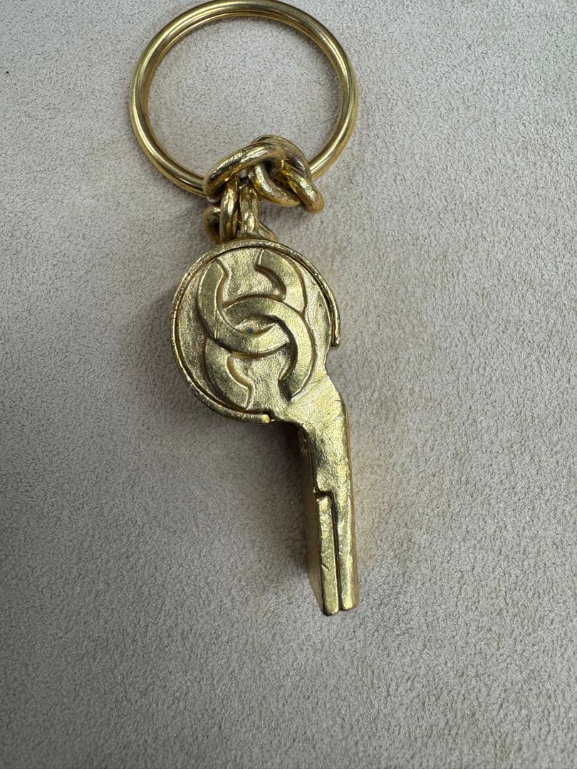 O662 CHANEL シャネル金属製キーリング付きホイッスル