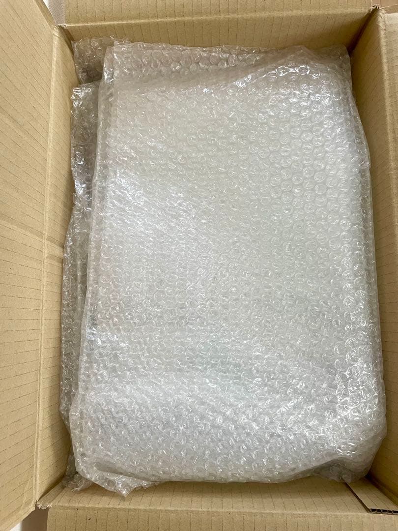 Minotti / ELLISサイドテーブル。カラー　ゴールド