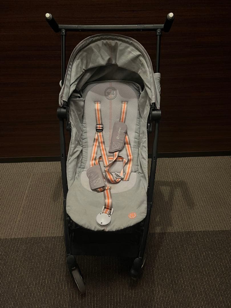 [ちむ]グレーの折りたたみ式ベビーカー