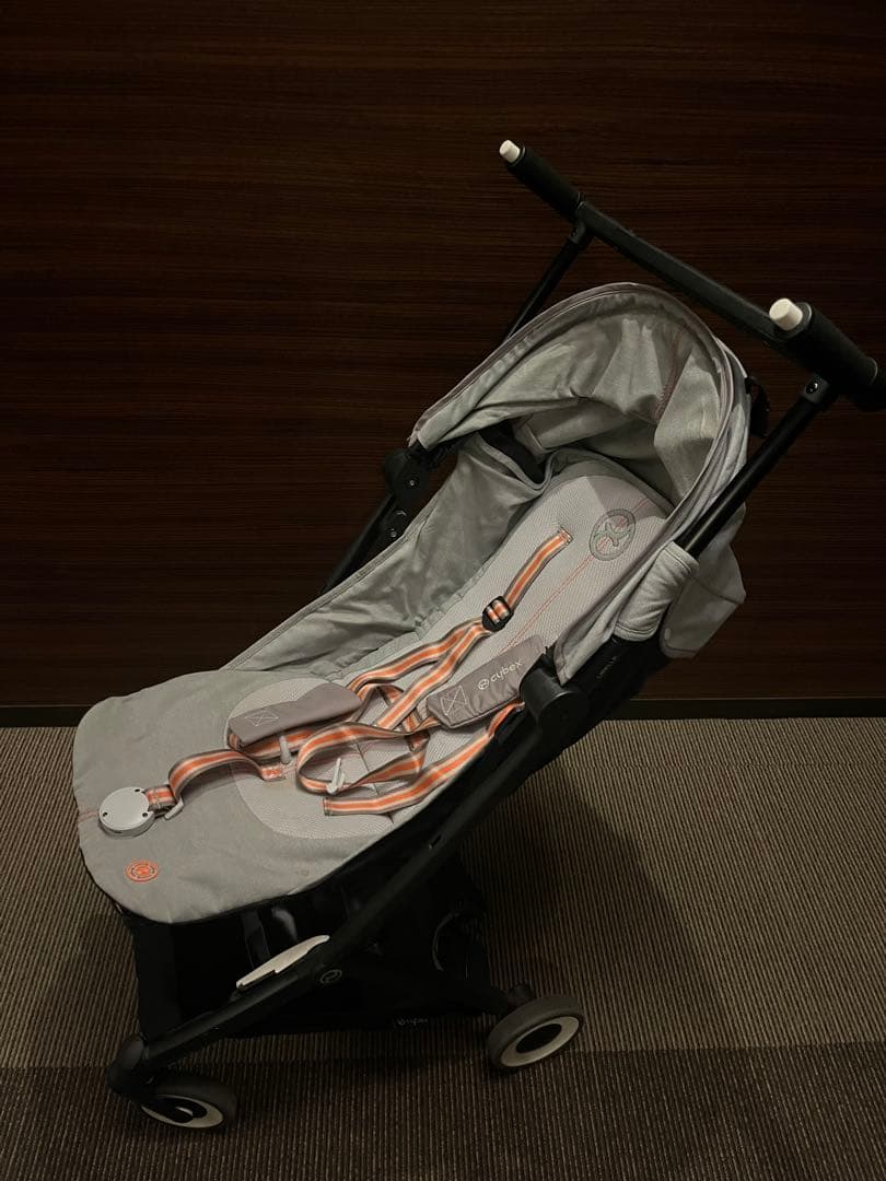 [ちむ]グレーの折りたたみ式ベビーカー
