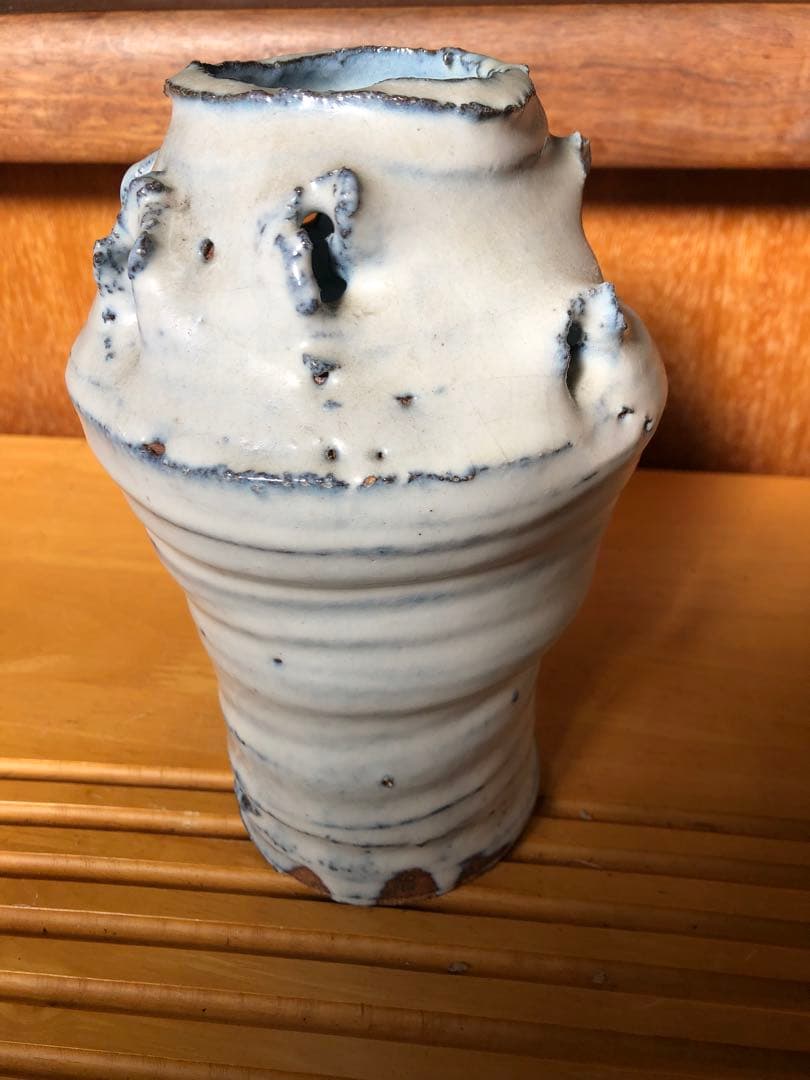 青白色の突起デザイン花瓶 骨董、古美術