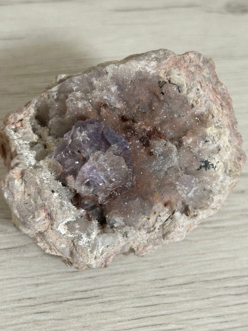 ピンクアメジスト × アメジスト 共生原石 ― 成長の時間を宿す一点 ―