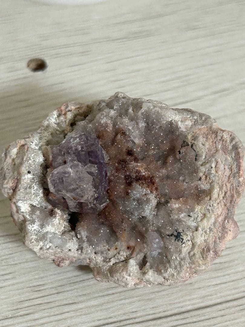 ピンクアメジスト × アメジスト 共生原石 ― 成長の時間を宿す一点 ―