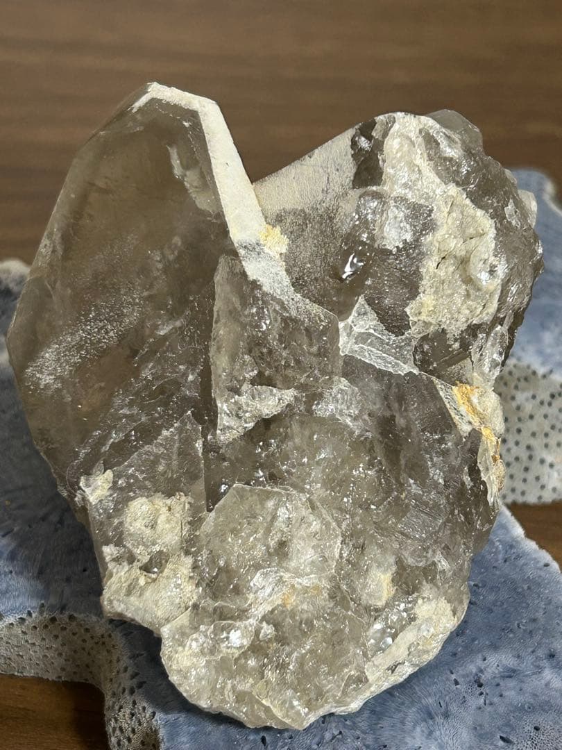 地層の記憶 ― カオリナイト共生 スモーキークォーツファントム