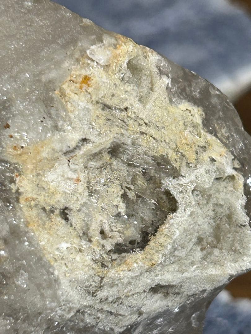 地層の記憶 ― カオリナイト共生 スモーキークォーツファントム