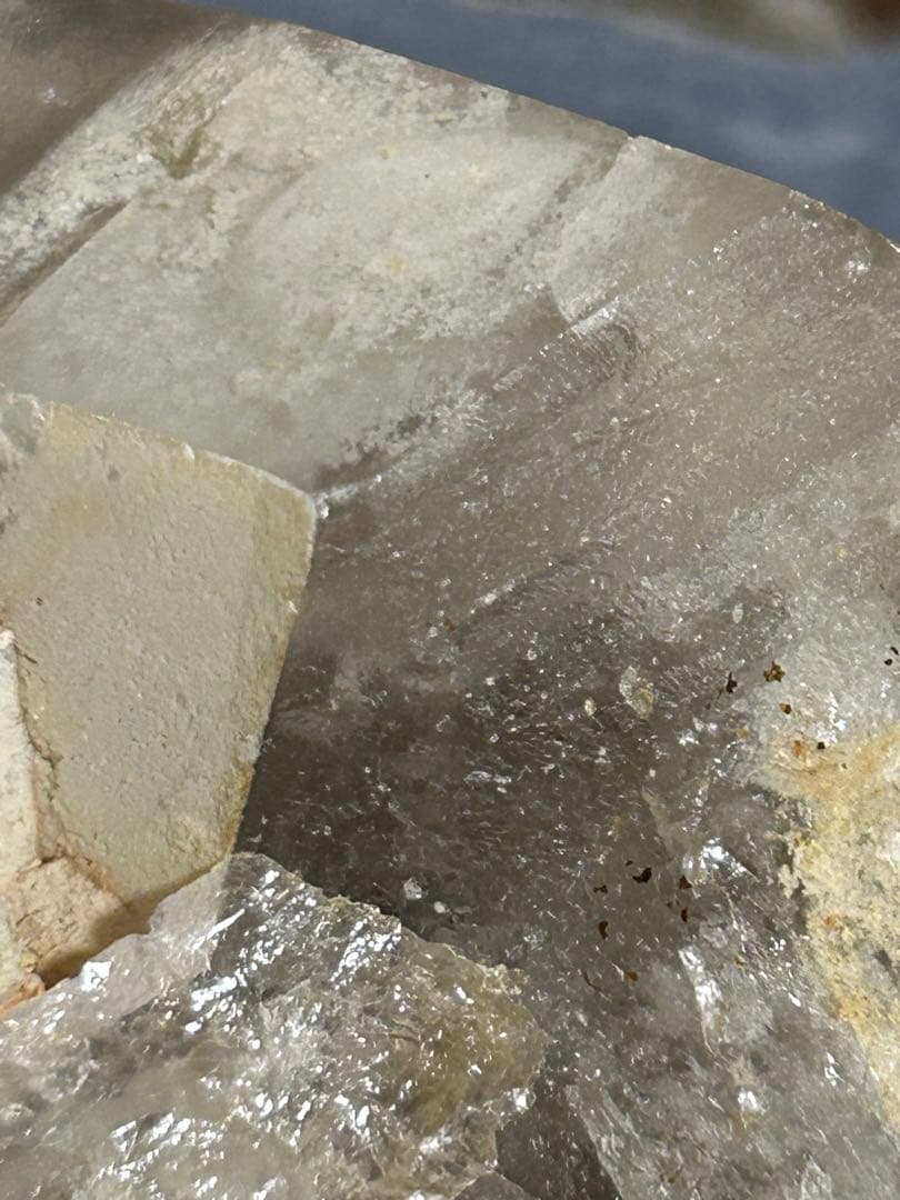 地層の記憶 ― カオリナイト共生 スモーキークォーツファントム