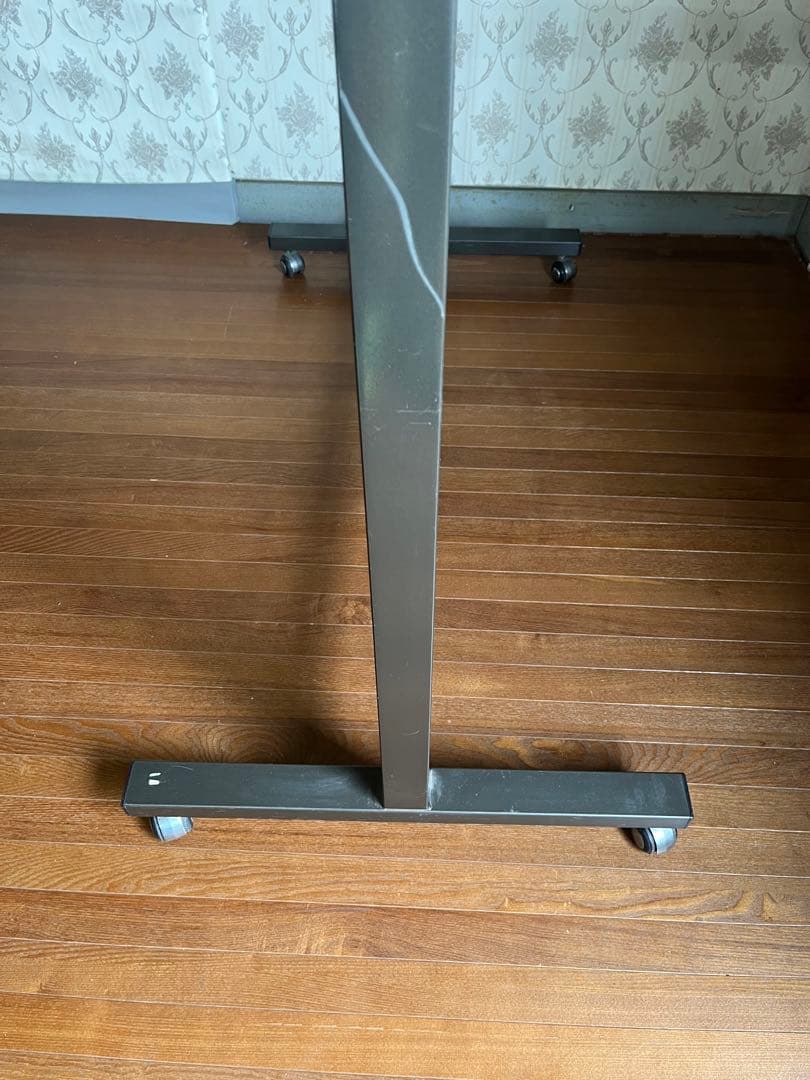 【中古品】アイアンフレーム ガラス天板 店舗用什器 キャスター付 ハンガーラック