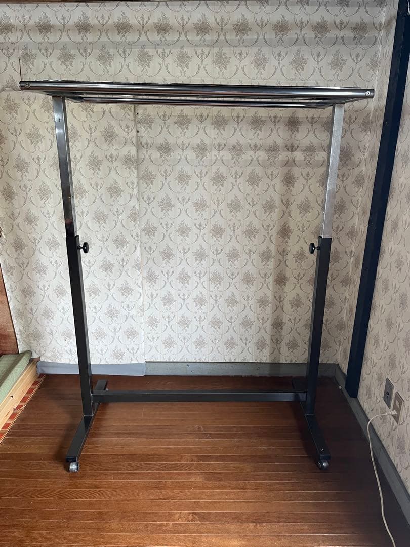 【中古品】アイアンフレーム ガラス天板 店舗用什器 キャスター付 ハンガーラック