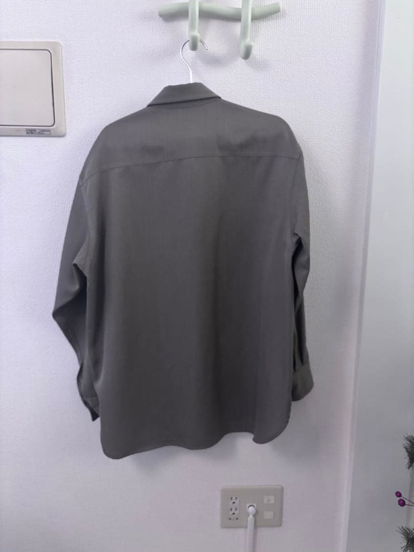 AURALEE 長袖シャツ カーキ色