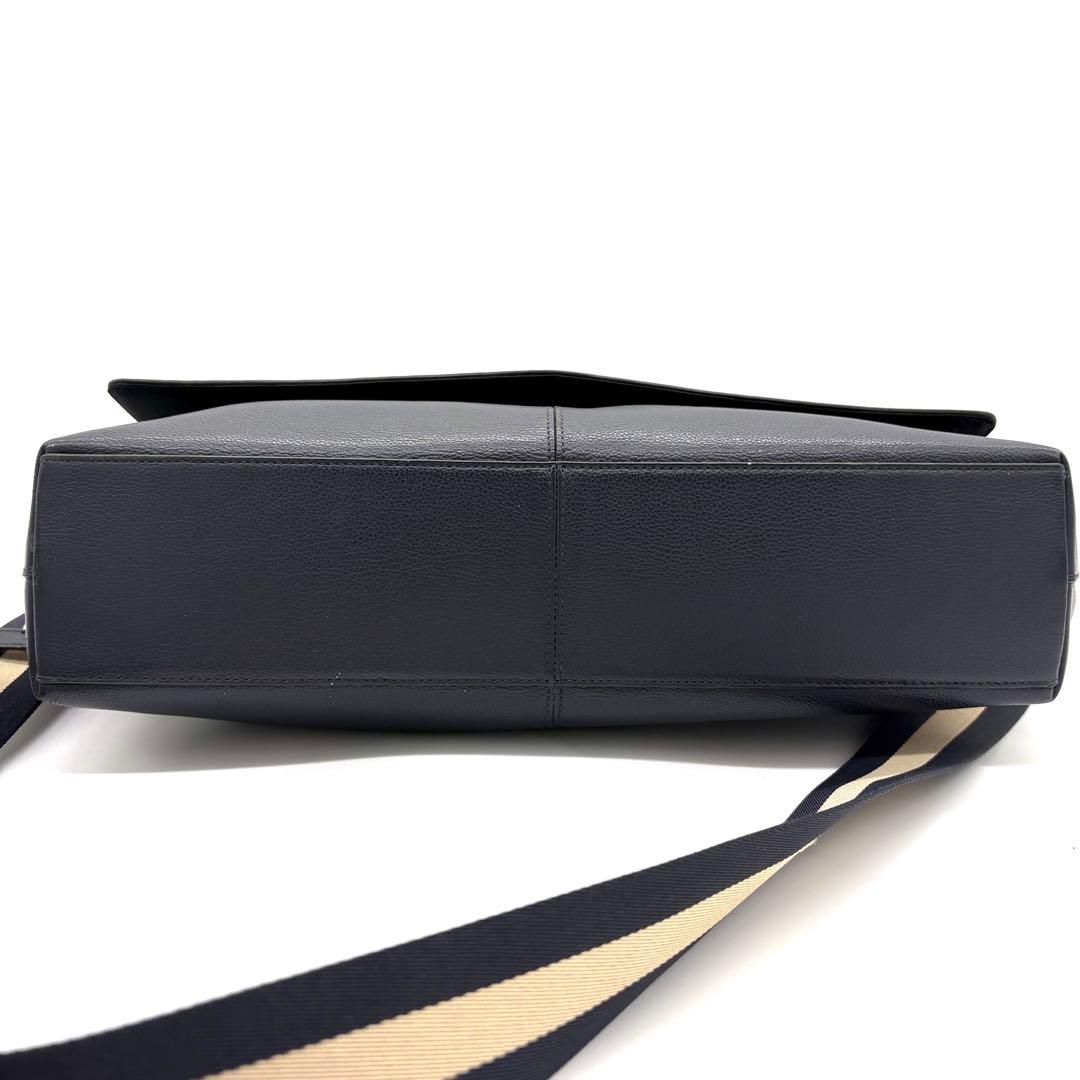 【極美品】コーチ　メッセンジャーバッグ　ヘリテージ　ロゴ型押し　レザー　ネイビー