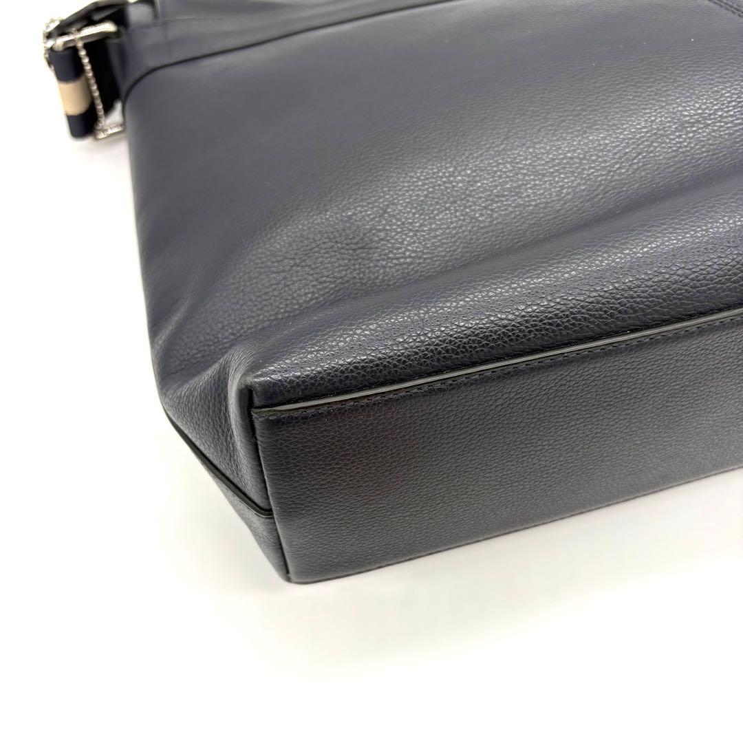 【極美品】コーチ　メッセンジャーバッグ　ヘリテージ　ロゴ型押し　レザー　ネイビー