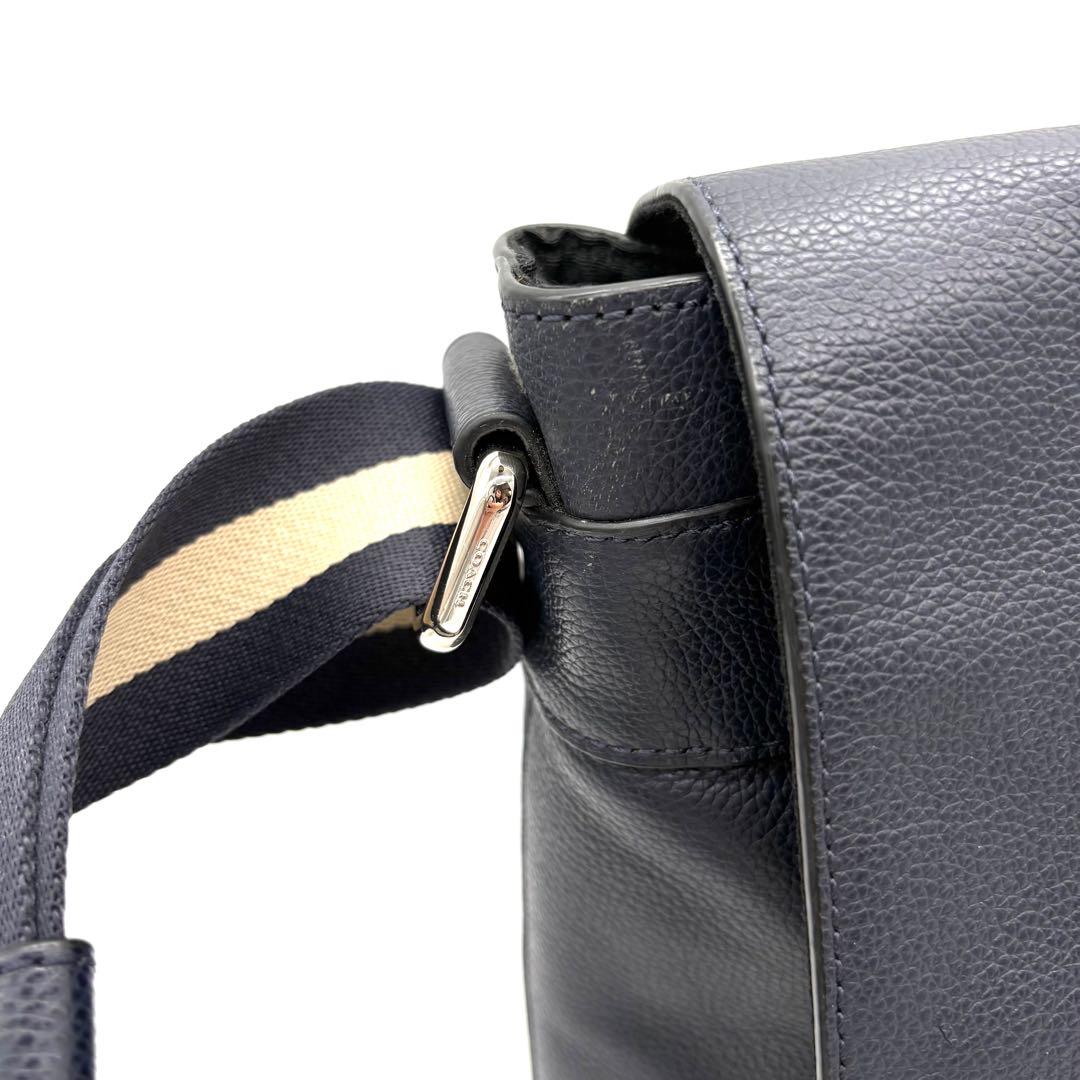 【極美品】コーチ　メッセンジャーバッグ　ヘリテージ　ロゴ型押し　レザー　ネイビー