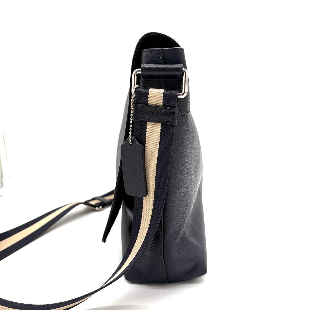 【極美品】コーチ　メッセンジャーバッグ　ヘリテージ　ロゴ型押し　レザー　ネイビー