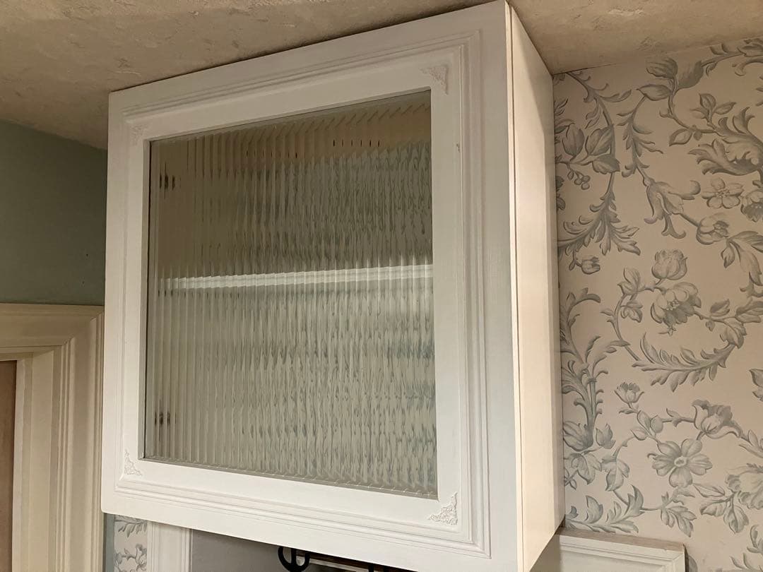 ガラス扉のキャビネット　ハンドメイド棚　ホワイト インテリア シェルフ