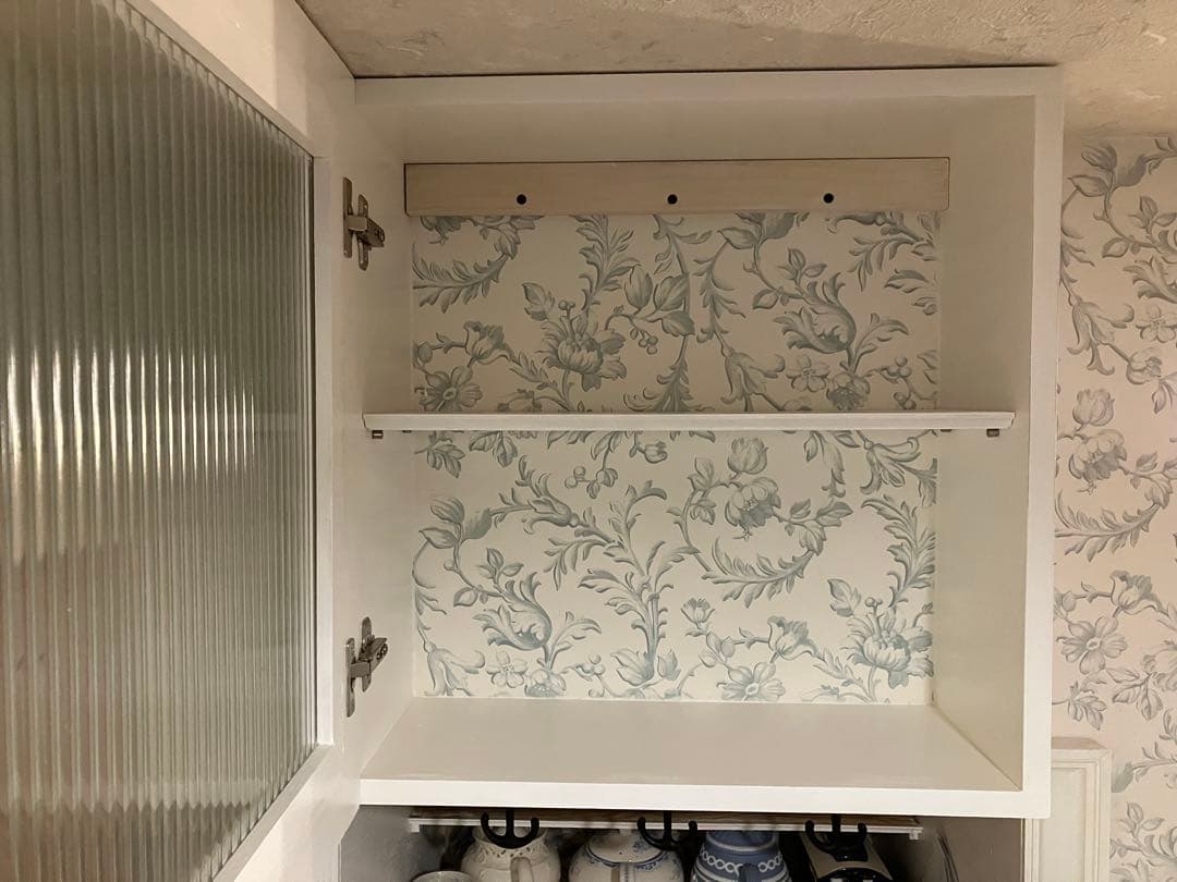 ガラス扉のキャビネット　ハンドメイド棚　ホワイト インテリア シェルフ