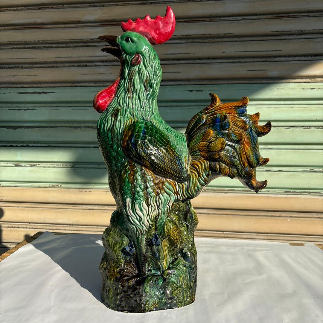 色鮮やかな陶器製ニワトリ置物