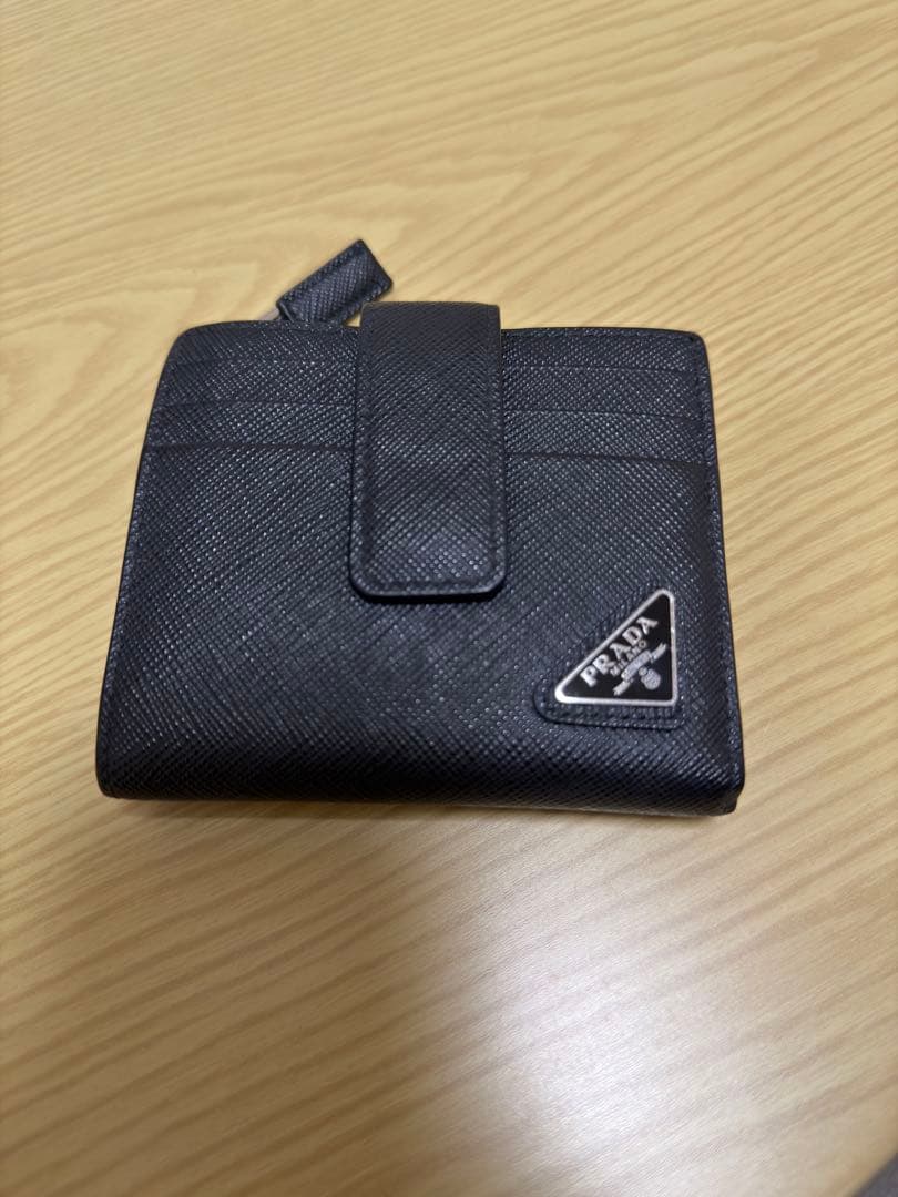 PRADA 二つ折り財布　ブラック