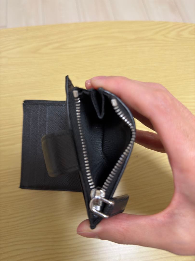 PRADA 二つ折り財布　ブラック