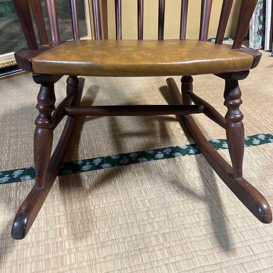 レトロな木製のロッキングチェア