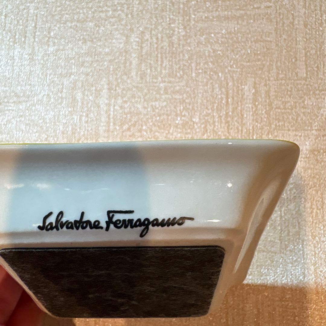 サルヴァトーレ・フェラガモ　角皿　3枚セット　ミニトレー 孔雀　花