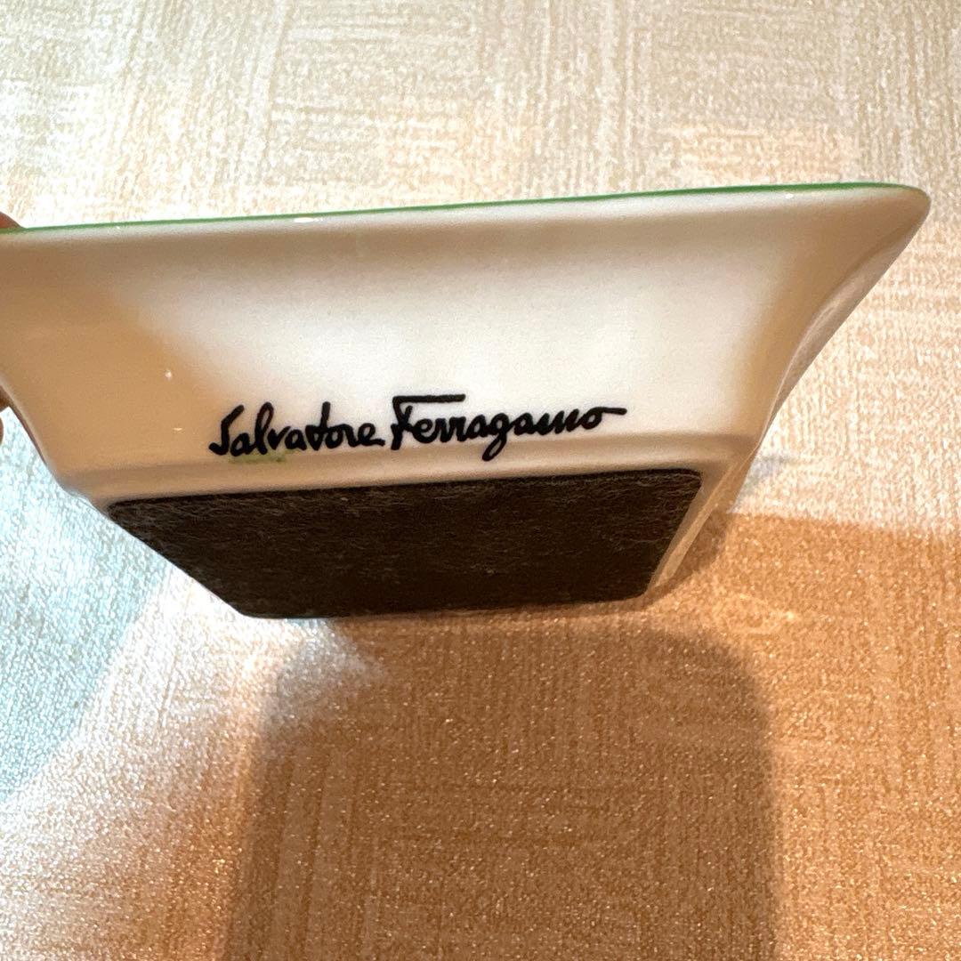 サルヴァトーレ・フェラガモ　角皿　3枚セット　ミニトレー 孔雀　花