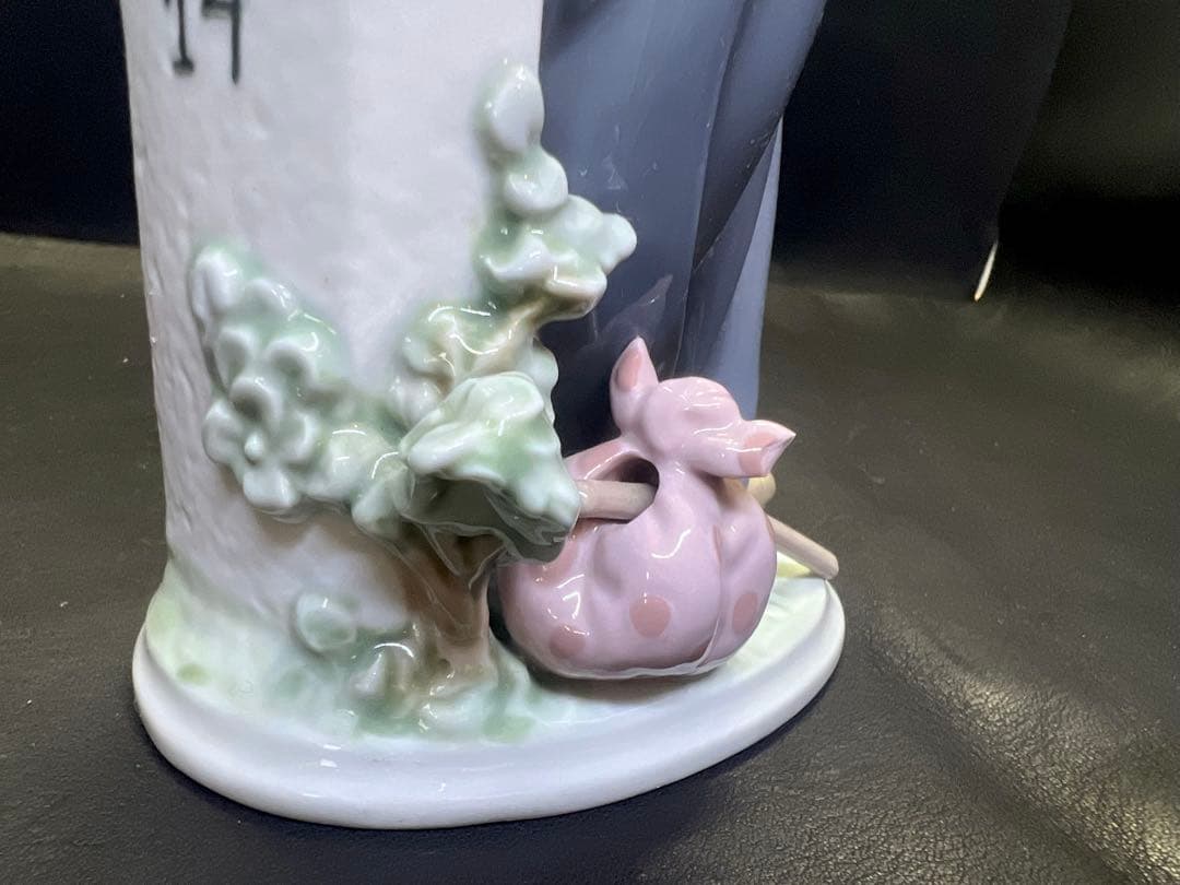 少年の陶器フィギュア