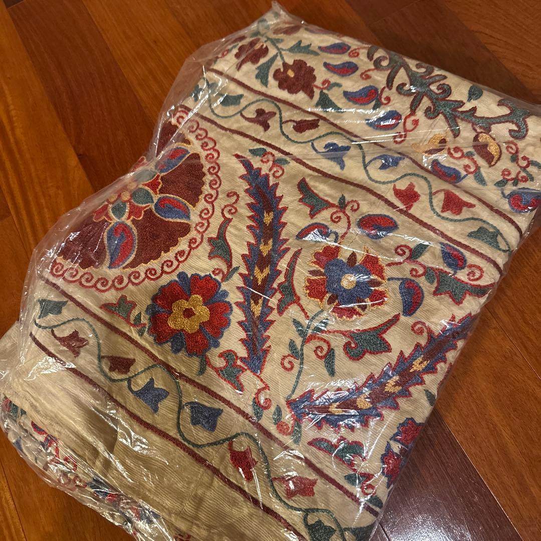 新品　スザニ　クリーム色の花柄　シルク100%