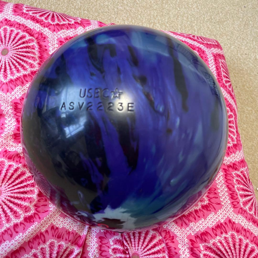 ボウリングボール 紫と黒 6.５キロ(14ポンド)月３０ゲーム半年程使用