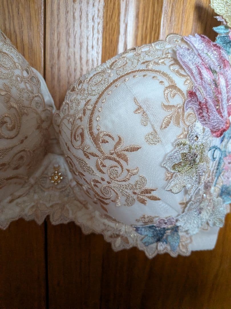サルート、アンデルセン童話おやゆび姫ブラジャーE75サイズ。