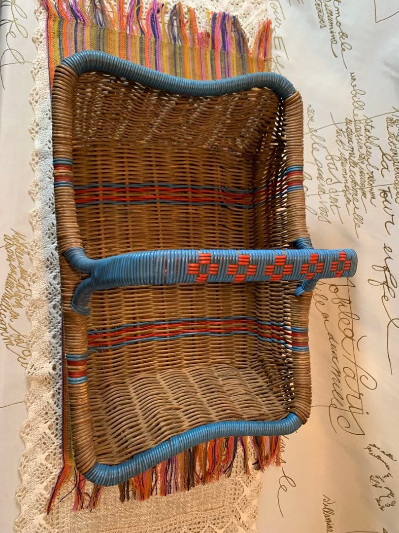 フランス製　アンティーク　ビニールの編み込みの色合いと形が素敵なバスケット！