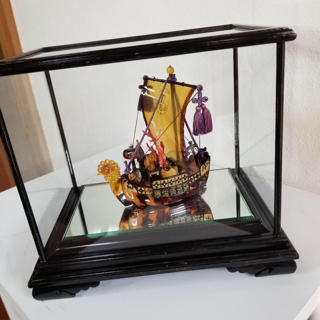 本鼈甲　べっ甲　鳳凰宝船　置物　血赤珊瑚、白珊瑚　ガラスケース　縁起物　オブジェ