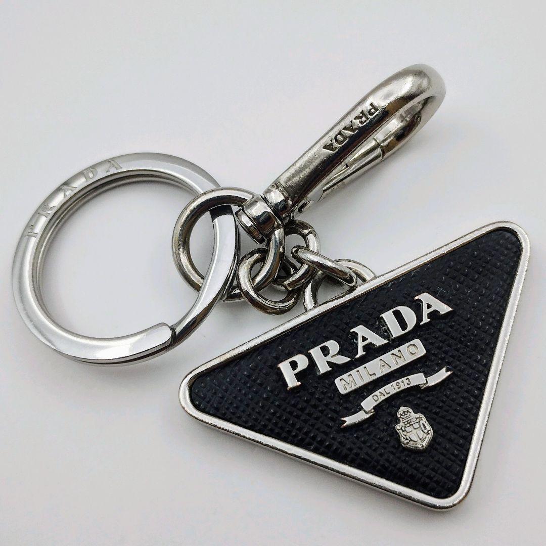 【美品✨】PRADA サフィアーノ トライアングル ロゴ シルバー キーホルダー