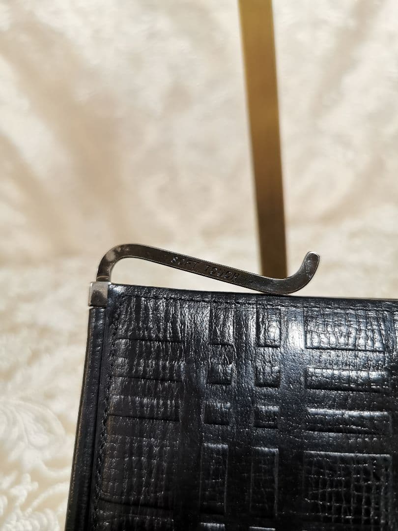 BURBERRY 　二つ折り財布　エンボズ　マネークリップ　ブラック　黒