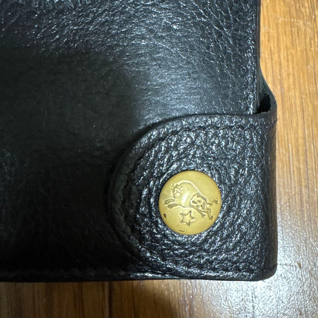 イルビゾンテ 二つ折り財布 黒 レザー 金ボタン 多機能