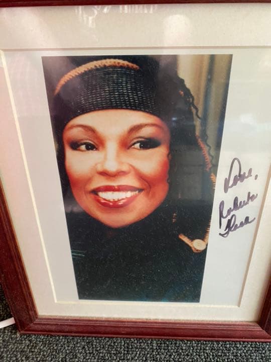 ロバータフラッグの直筆サイン入りフォトフレームです