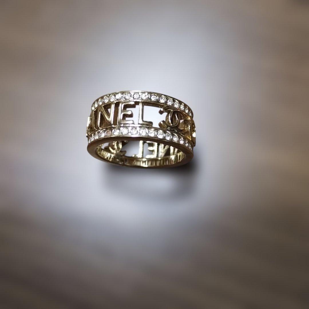 あ*ろ様 シャネル　透かしデザイン　ゴールド クリスタル ロゴリング