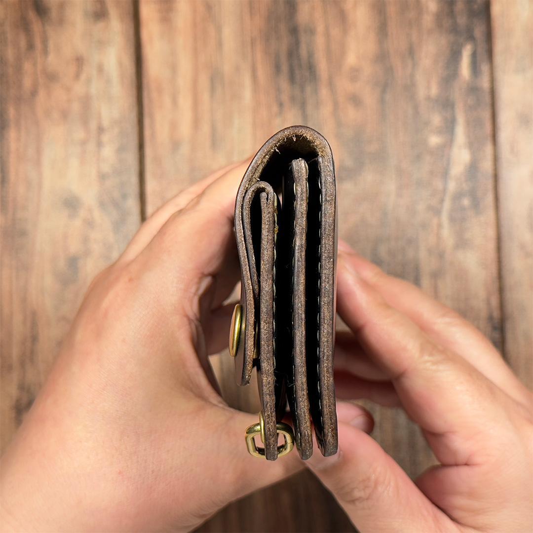 【ブラック茶芯】手縫いショートトラッカーウォレット（クロムエクセル使用）