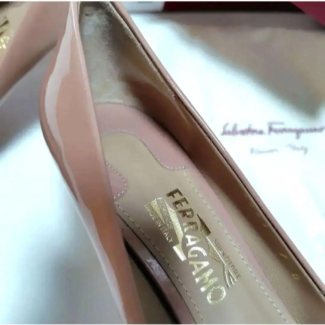 新品!フェラガモ ヴァラリボン 7cmヒールパンプス エナメル 箱袋あり24cm