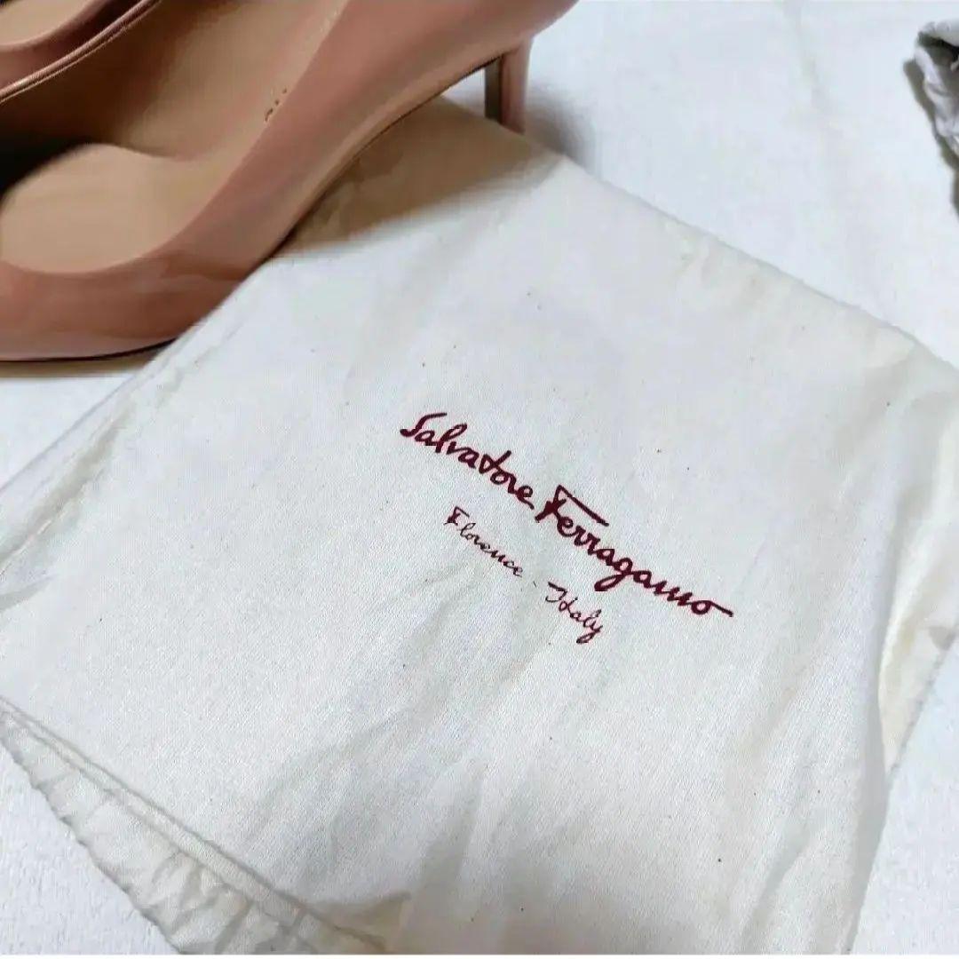 新品!フェラガモ ヴァラリボン 7cmヒールパンプス エナメル 箱袋あり24cm