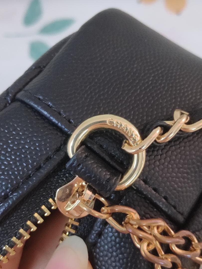 キルティングショルダーバッグ ポーチ型　チャーム付き　黒