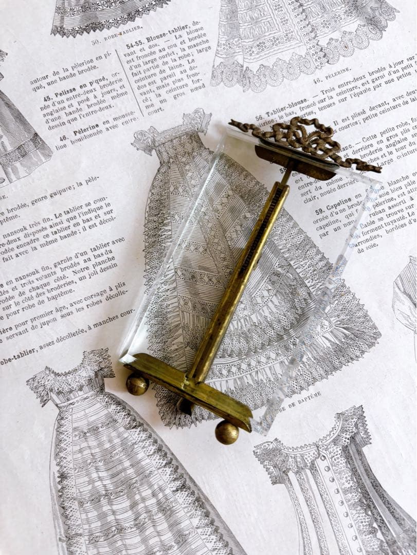 フランスアンティーク　真鍮製リボン装飾　フォトスタンド①