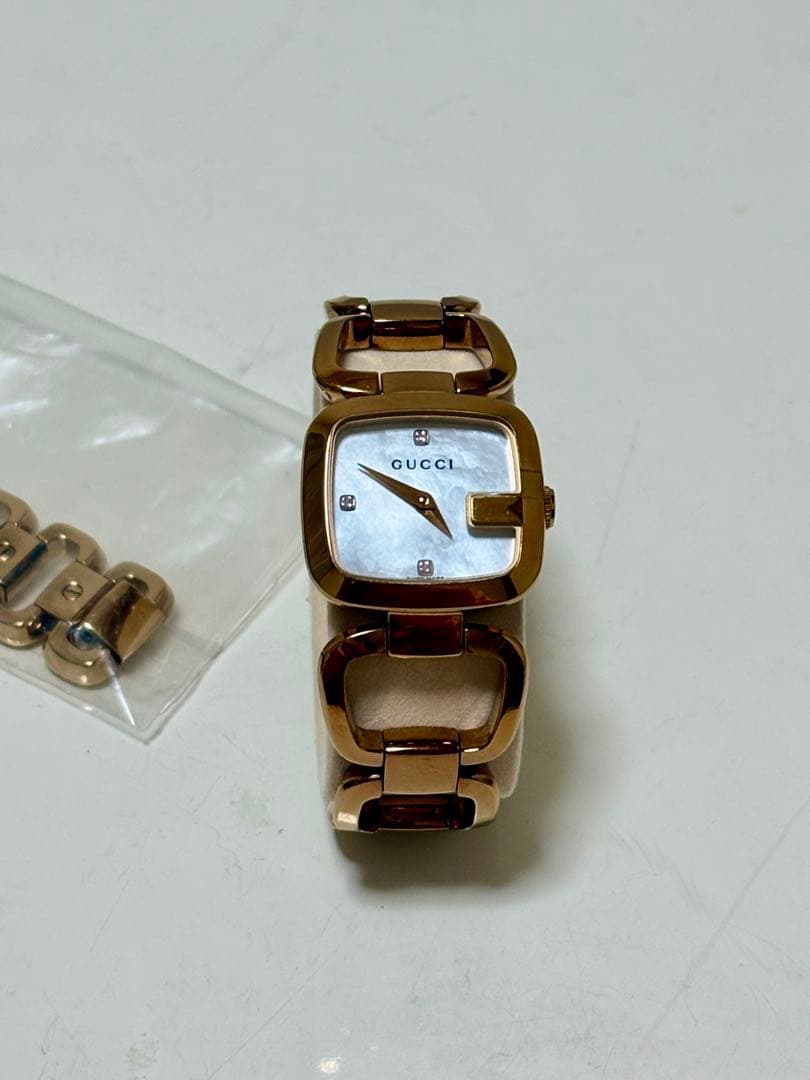 ピンクの猫ページ・GUCCI ゴールド クォーツ腕時計