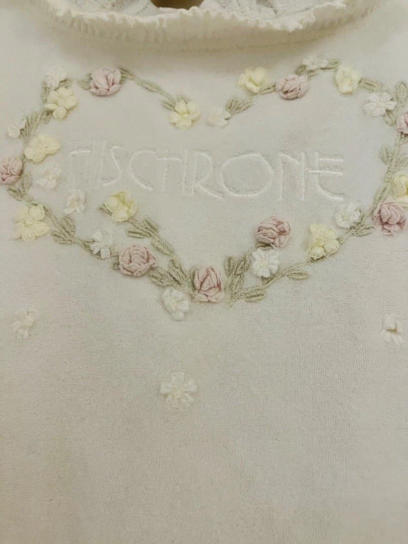 さえら、ヒスクローネの花モチーフホワイトルームウェア